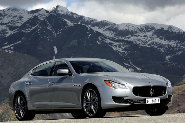 Maserati quattroporte machine montagnes ciel