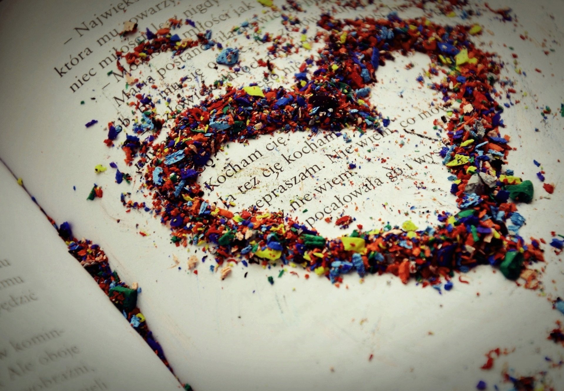 macro amor corazón amor sentimiento papel letras lápices hoja puntada multicolor virutas libro texto