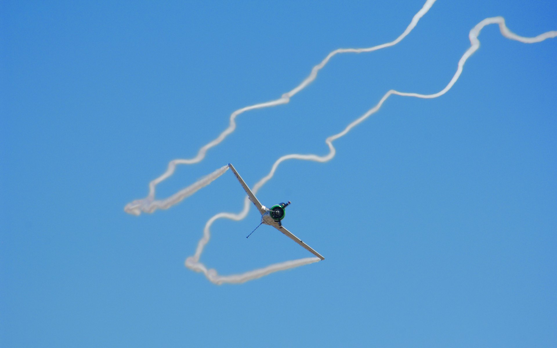 luftfahrt landschaften luft flugzeuge himmel foto rauch spuren geschwindigkeit flug flugzeug luftverkehr