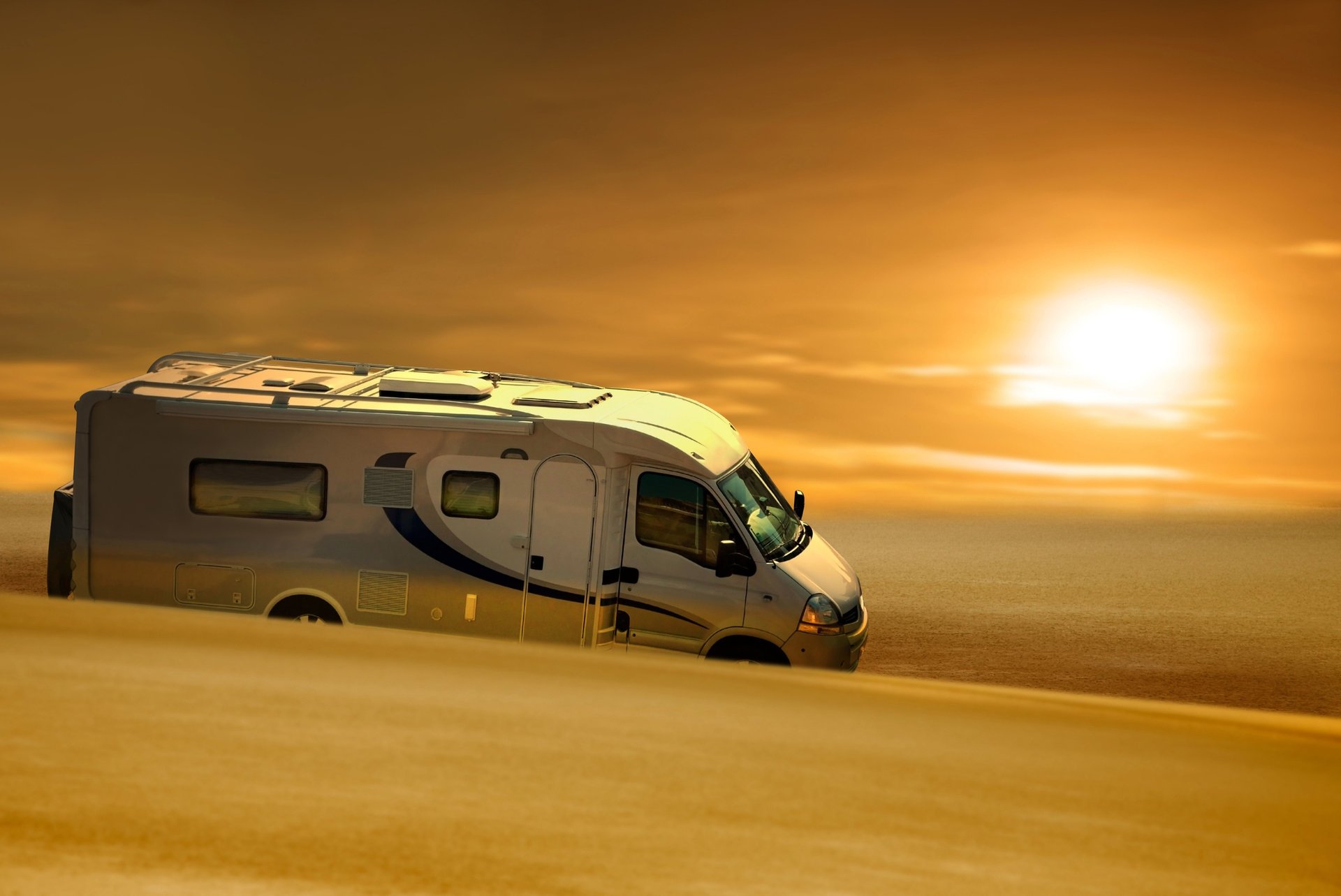 giorno natura camper camper strada calore sole viaggio mare traffico velocità sensazione di velocità tempo libero turismo positivo viaggi sfocatura bokeh sfondi