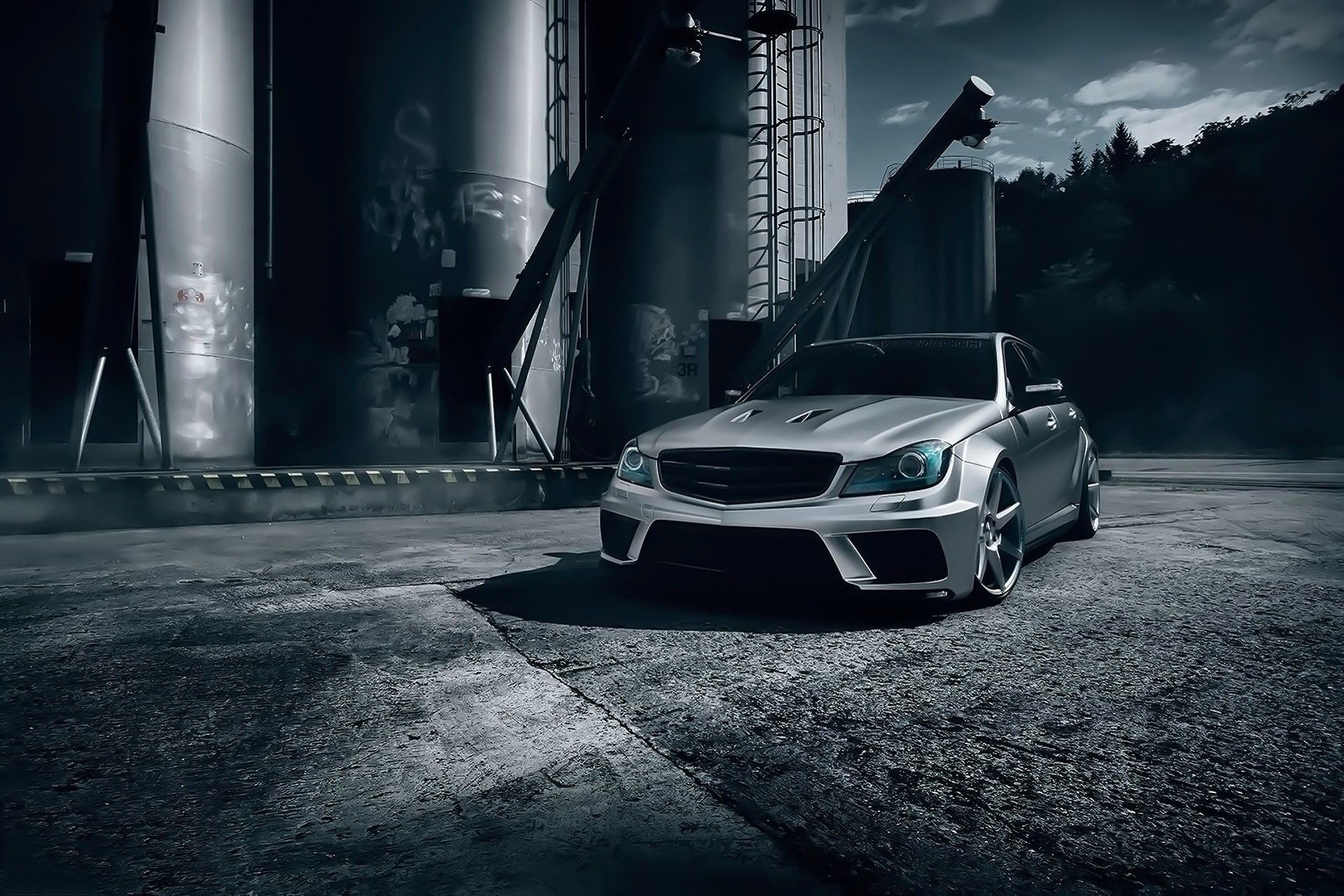 mercedes-benz c63 amg czarna seria t-modell kolor srebrny przód