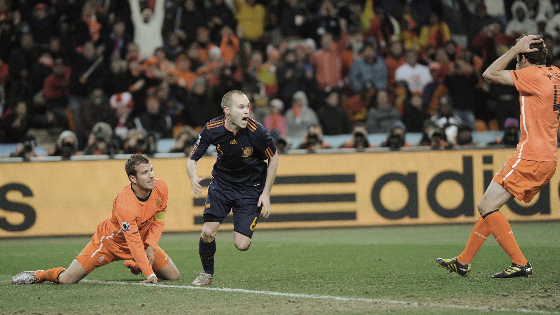 fondos de pantalla de fútbol iniesta van der vaart deportes hierba estadios juego juegos jugadores jugadores de fútbol españa holanda fifa spain holland football wallpapers full hd