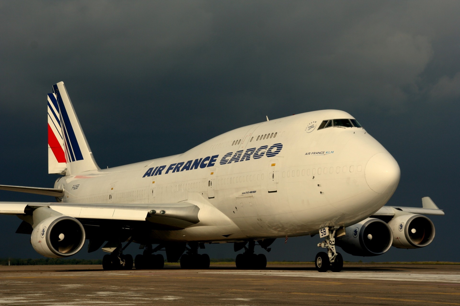 the airline air france boeing 747-400 runway