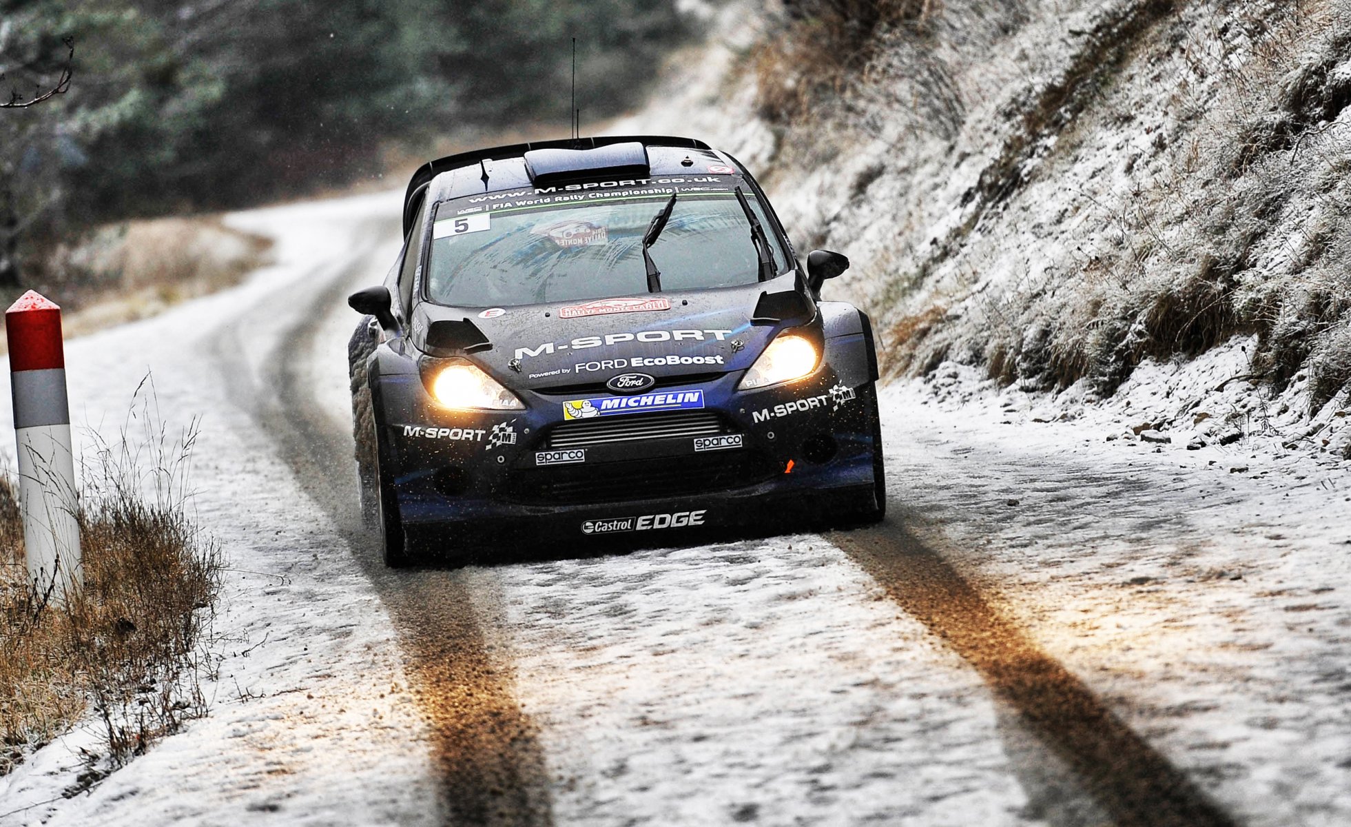 ford fiesta wrc rally rally deporte carrera auto invierno nieve frente faros carretera