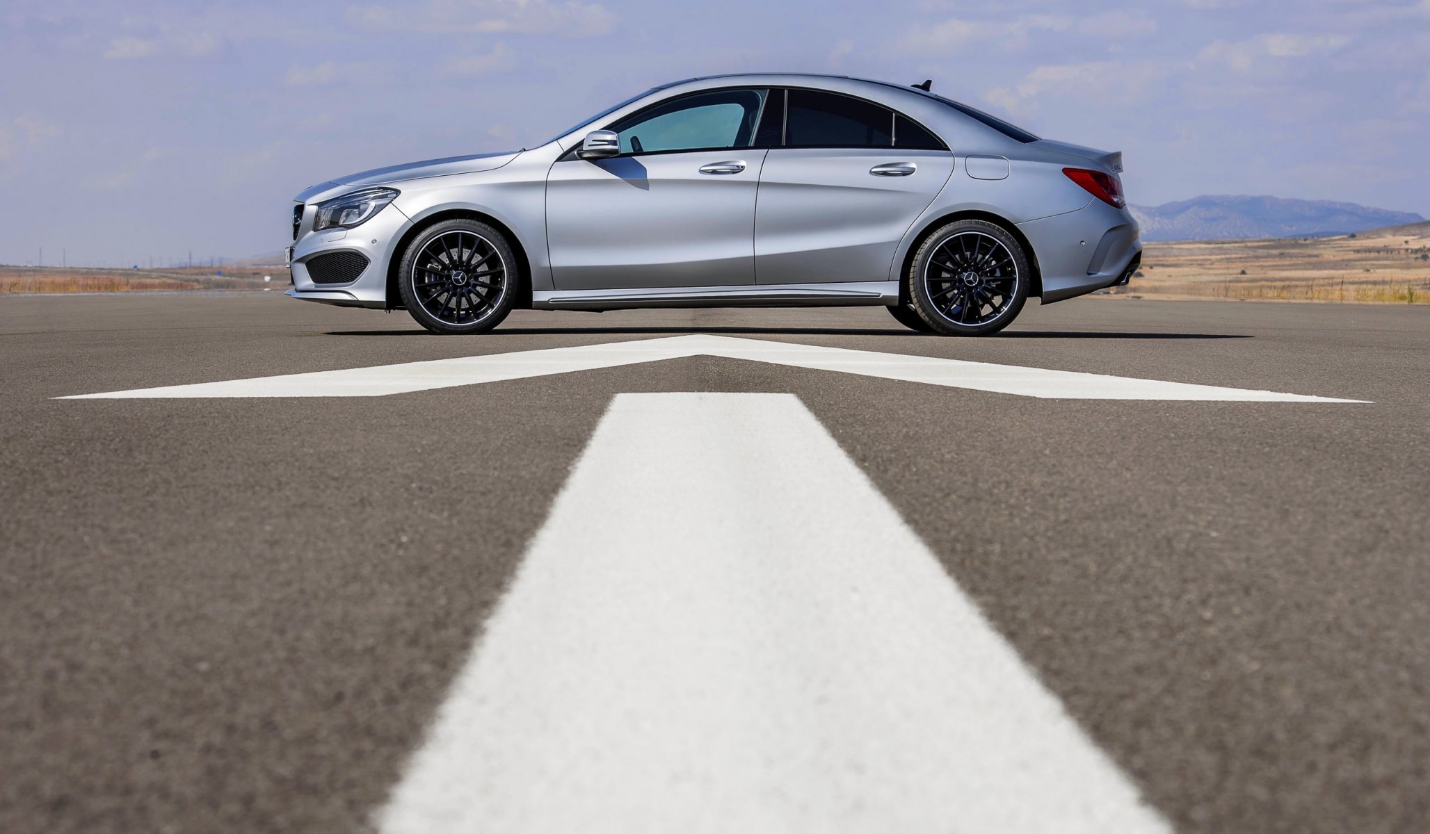 mercedes-benz cla klasse auto limousine grau seitenansicht asphalt