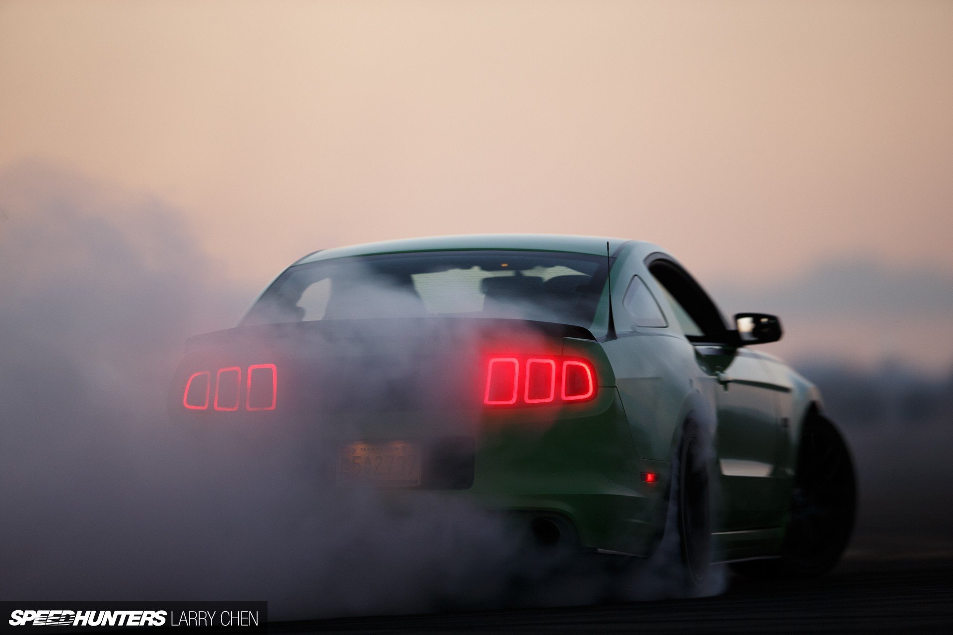 ford mustang samochód dym reflektory