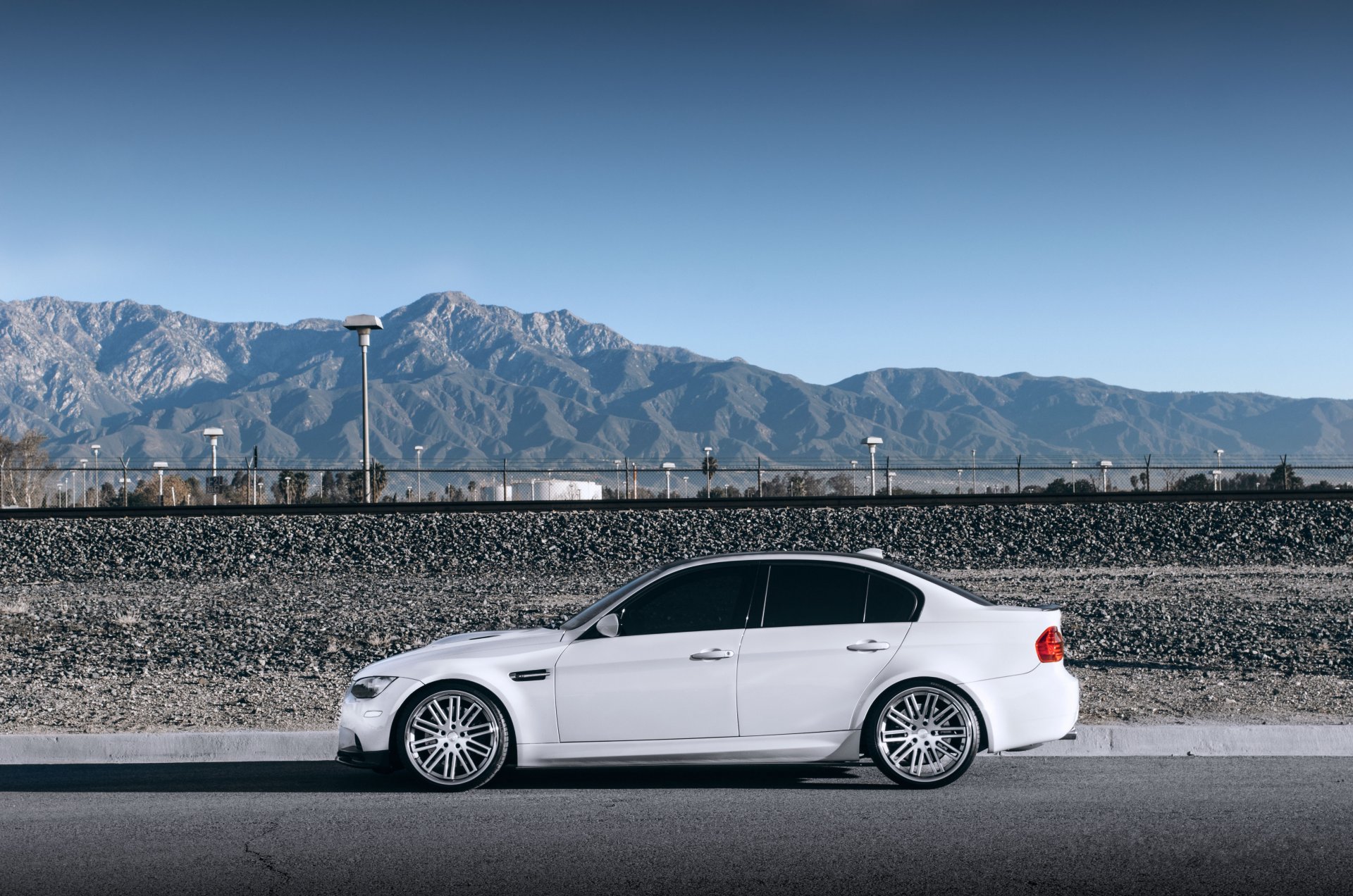 bmw m3 e90 bianco ruote bmw profilo cerchi cielo montagna