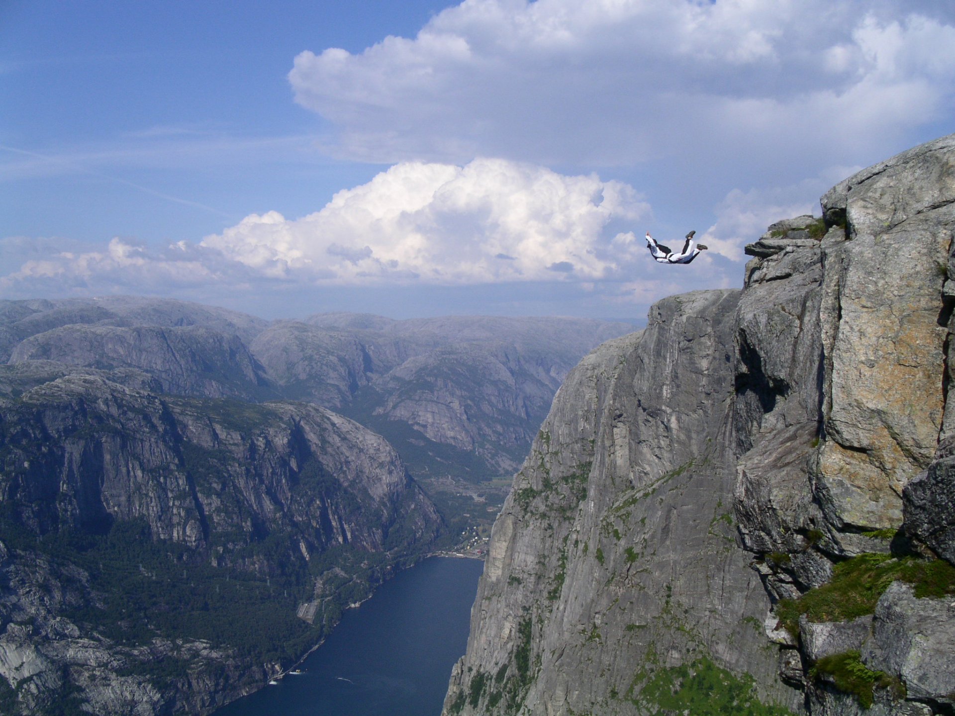 base jumping skok lotnictwo góry klify adrenalina lot woda niebo chmury wysokość