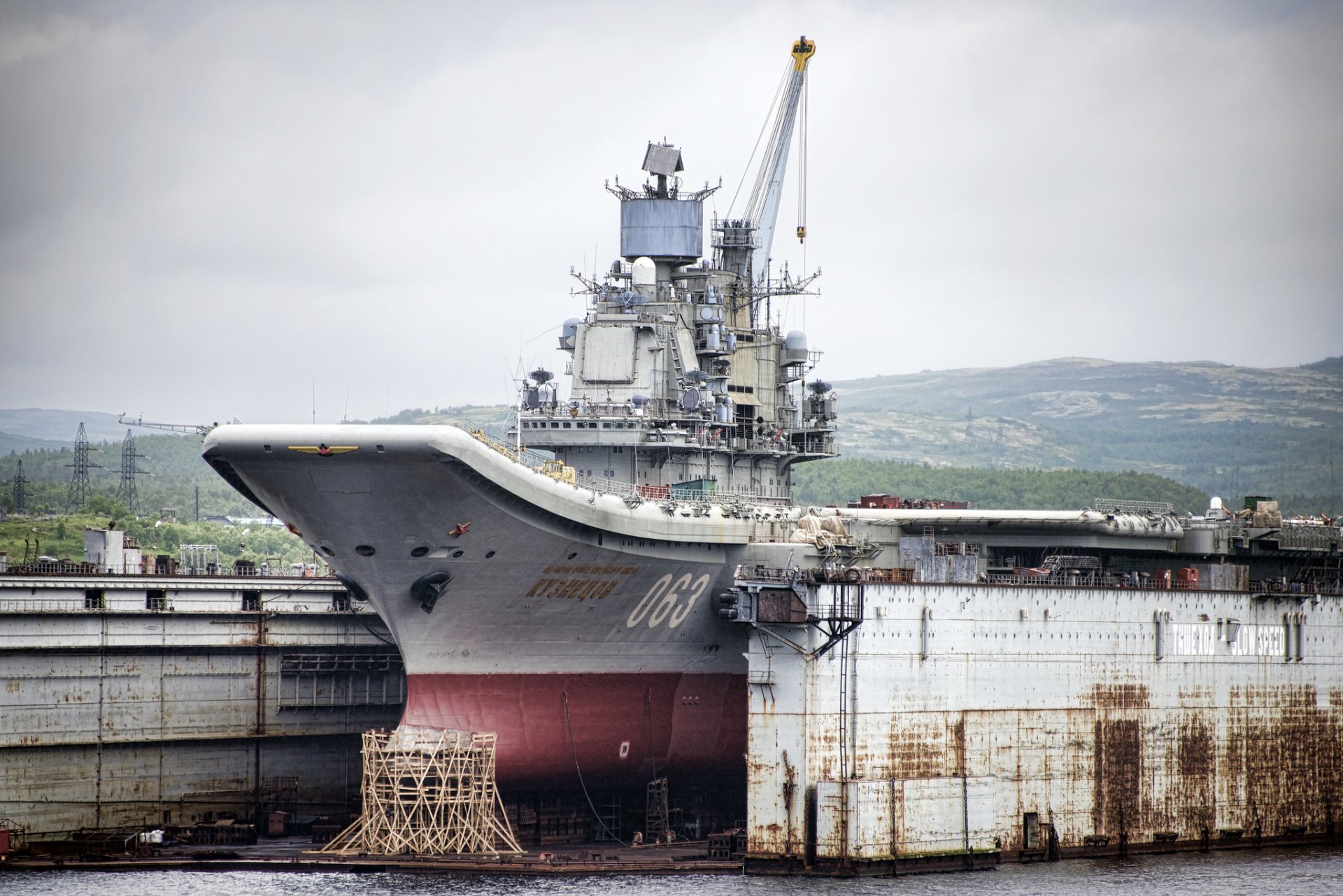 amiral kuznetsov lourd porte-avions croiseur réparation quai