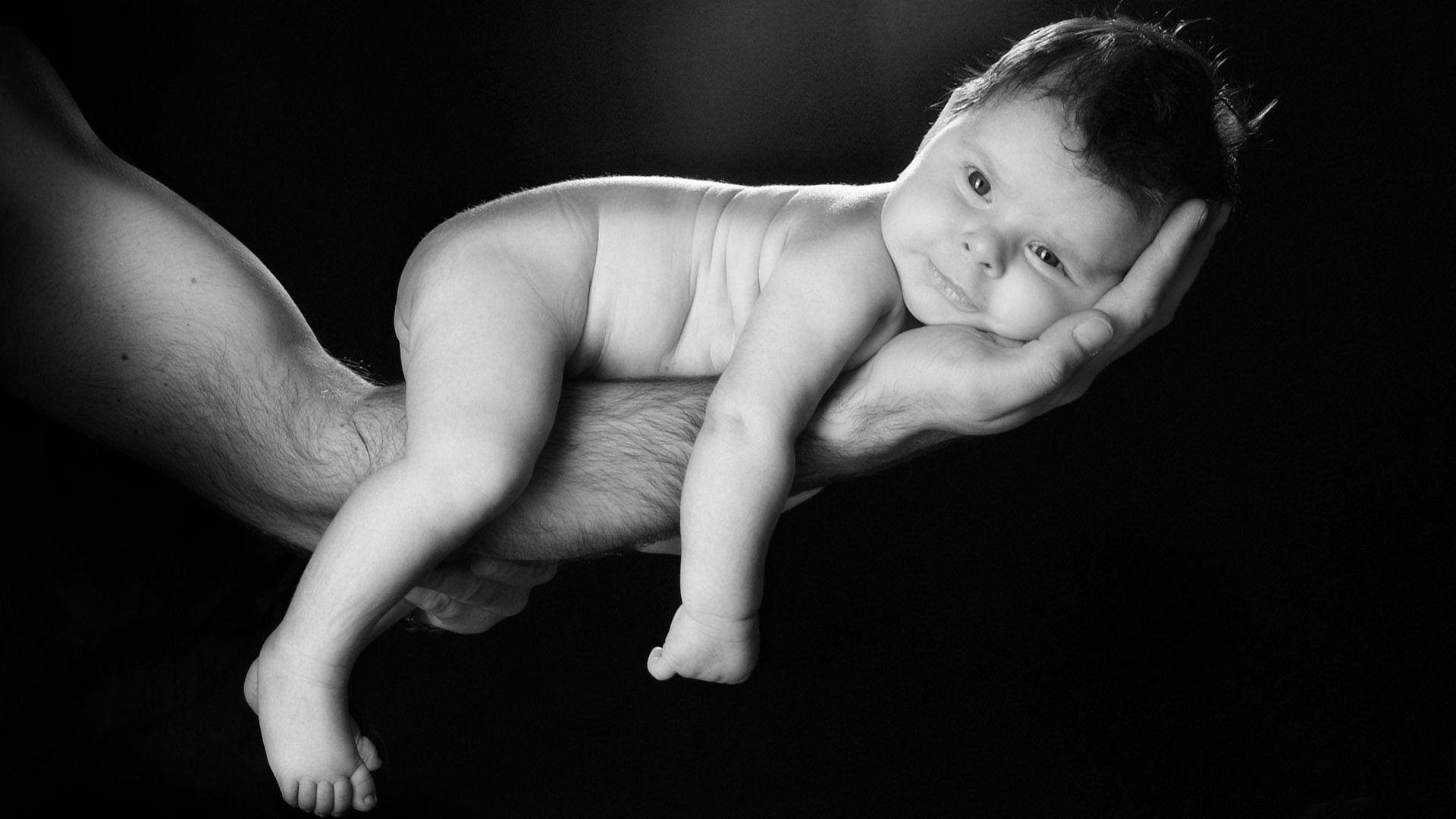 bebé mano pose niños mirada miga bebé fondo negro b-w ojos cara blanco negro