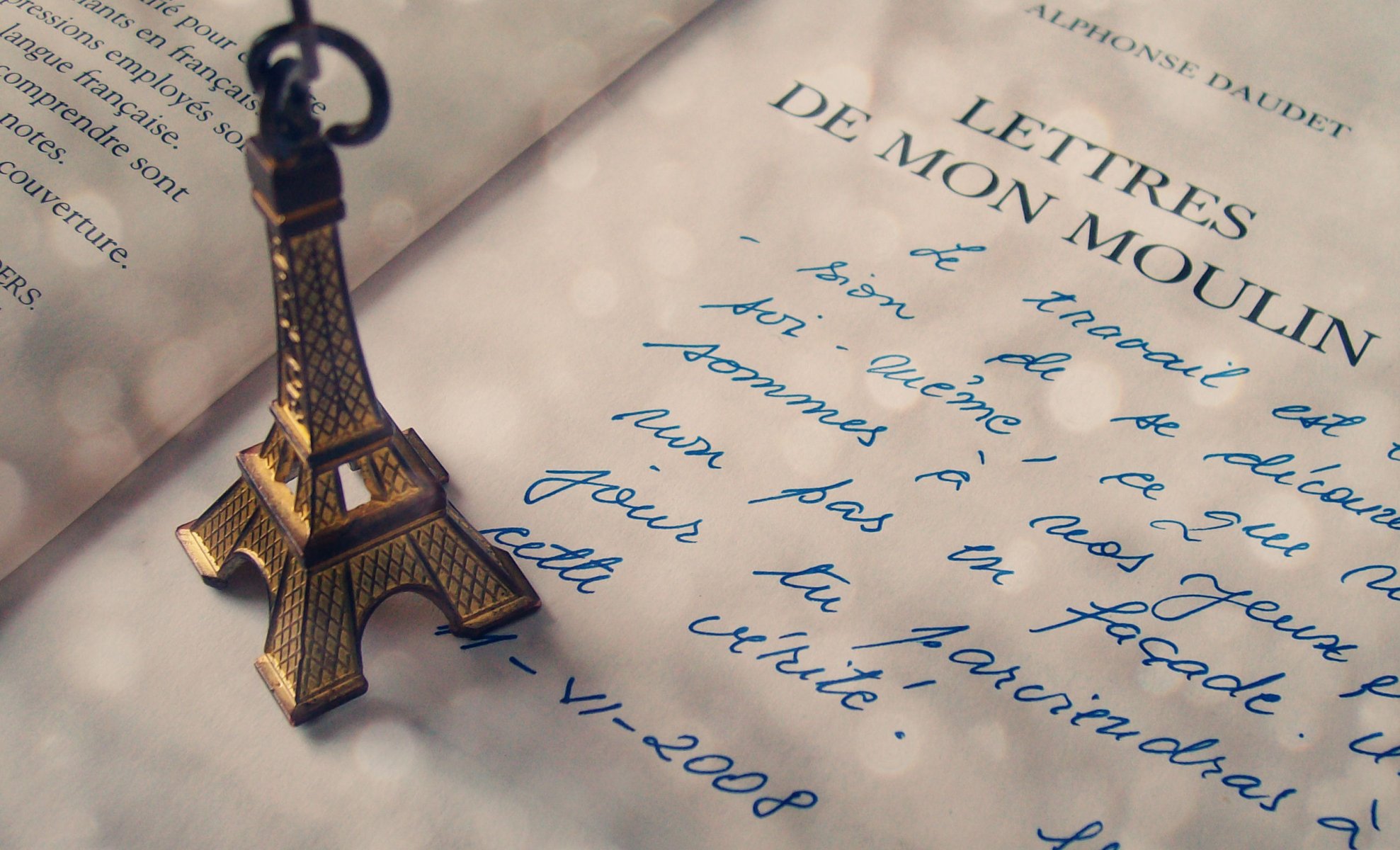 eiffel eiffel tower figurine the inscription france language country handwriting handle letter paris keychain