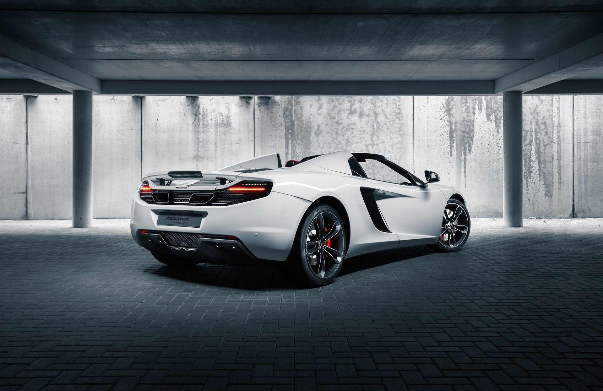 mclaren mp4-12c biały powrót brytyjski supersamochód