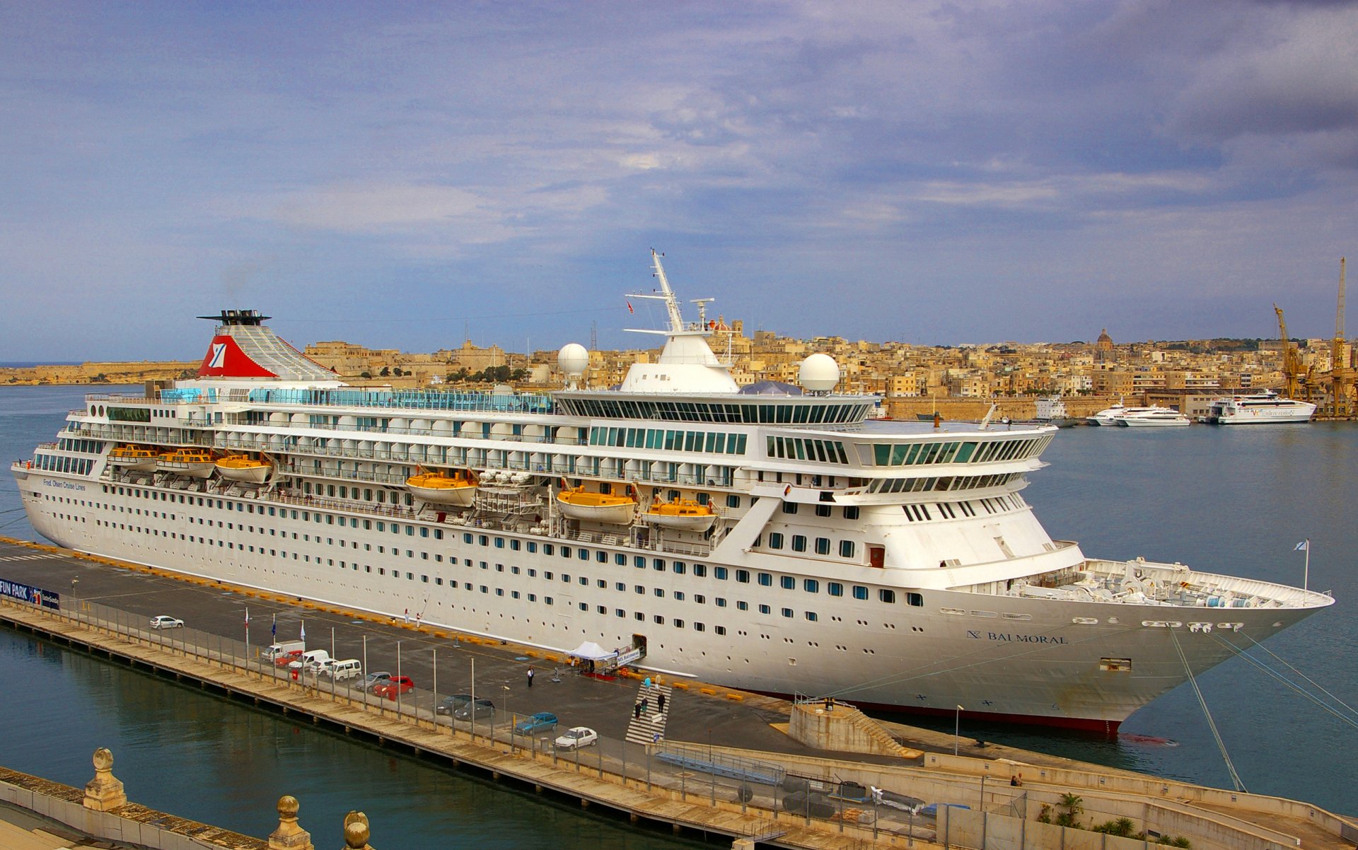 liner barco muelle ciudad cielo mar