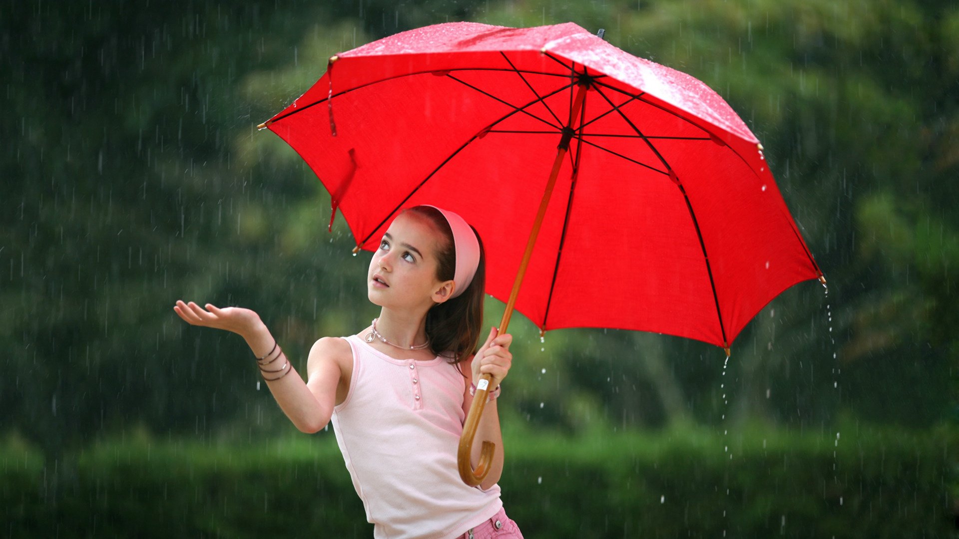 ragazza ombrello rosso pioggia vista viso umore natura verde