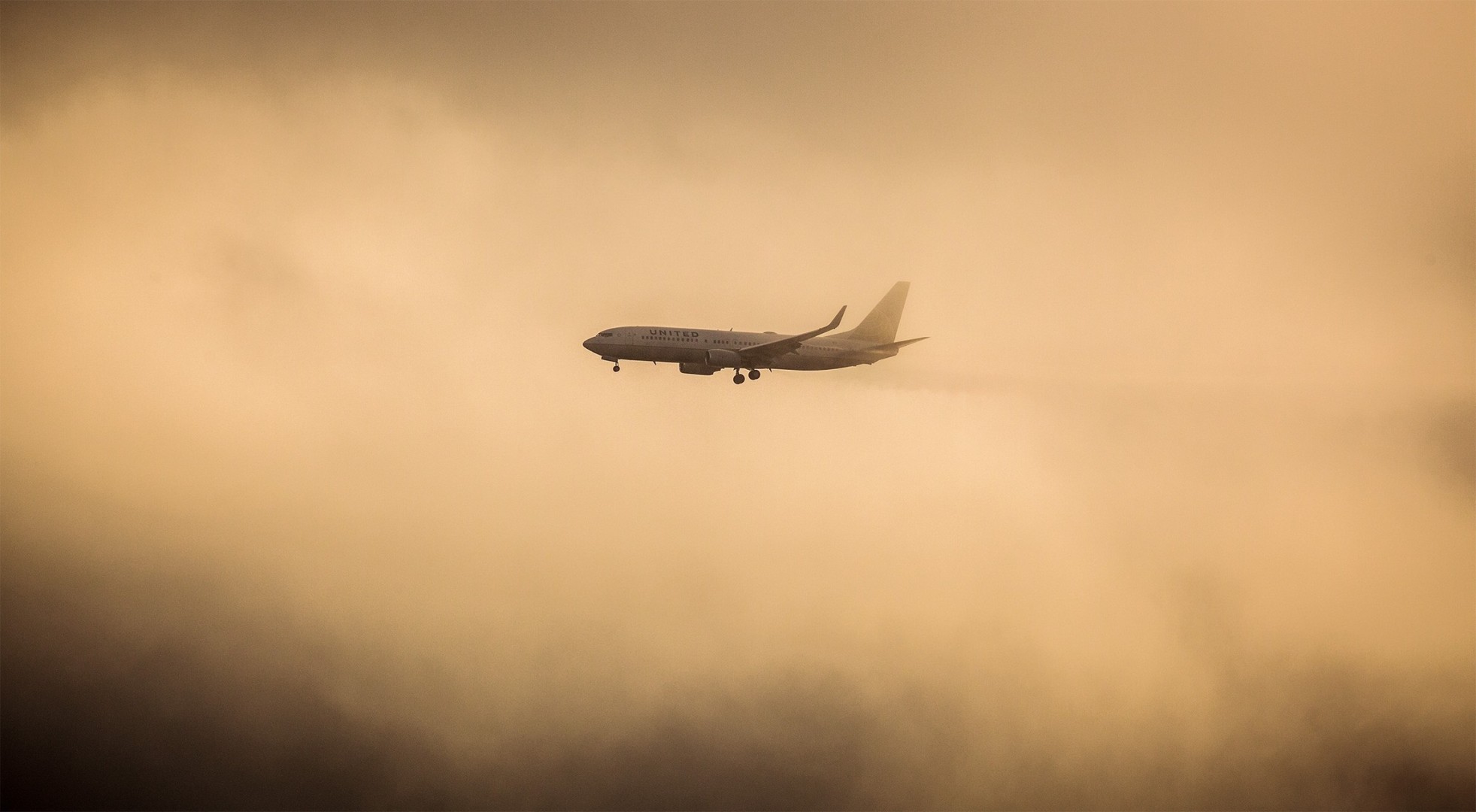 mattina boeing nebbia nuvole aeroplano