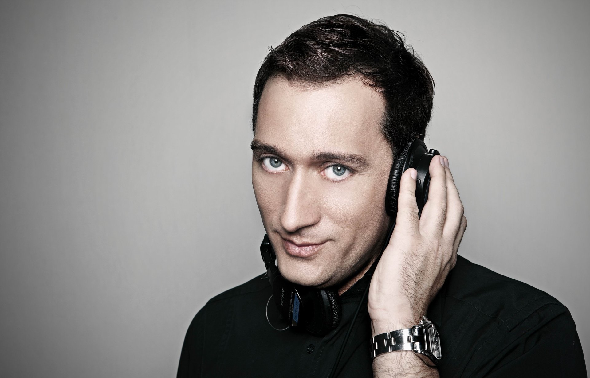 dj paul van dyk paul van dyk grauer hintergrund kopfhörer sony uhr hand graue augen porträt blick augen gesicht