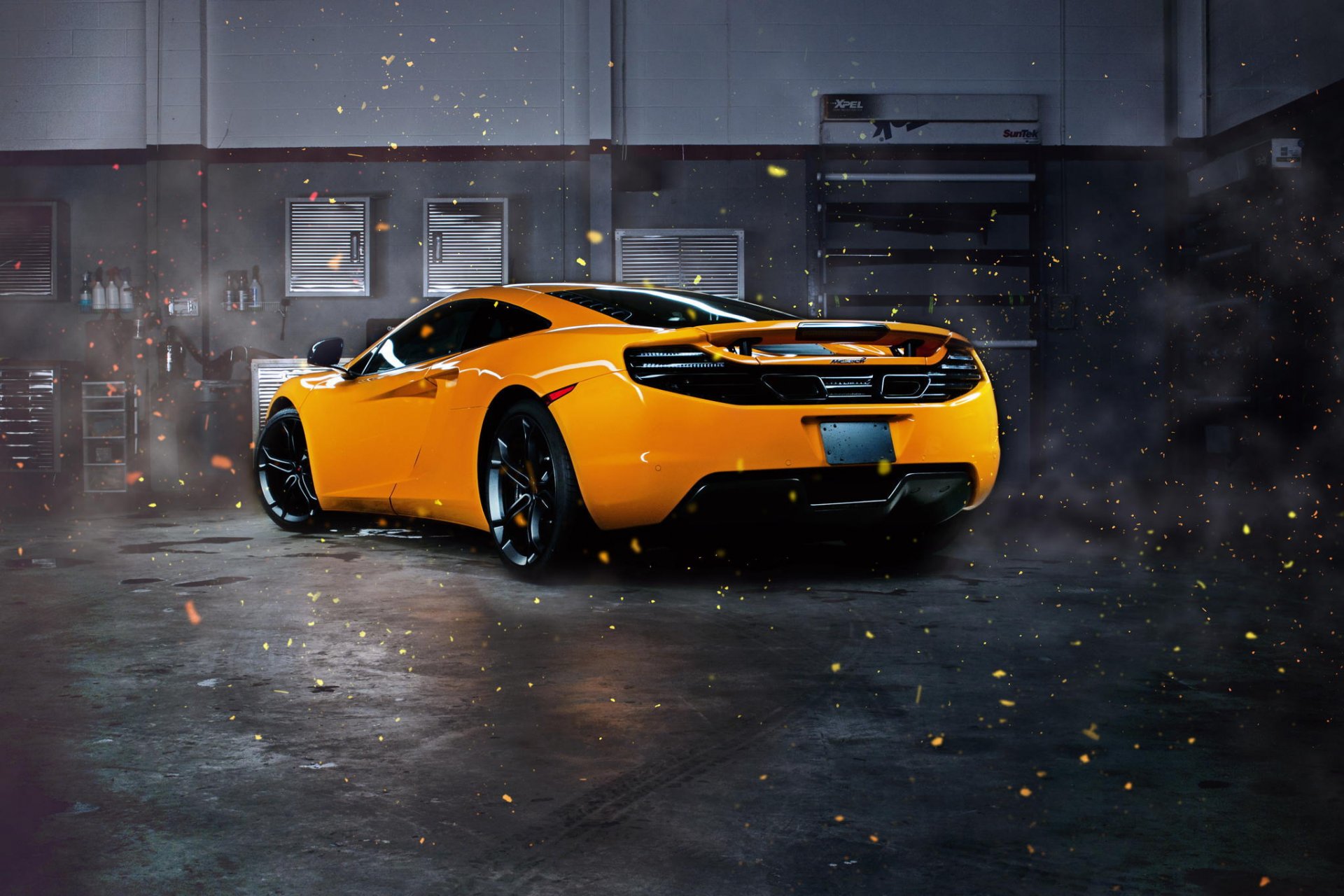 mclaren mp4-12c спаркс сзади суперкар оранжевый гараж