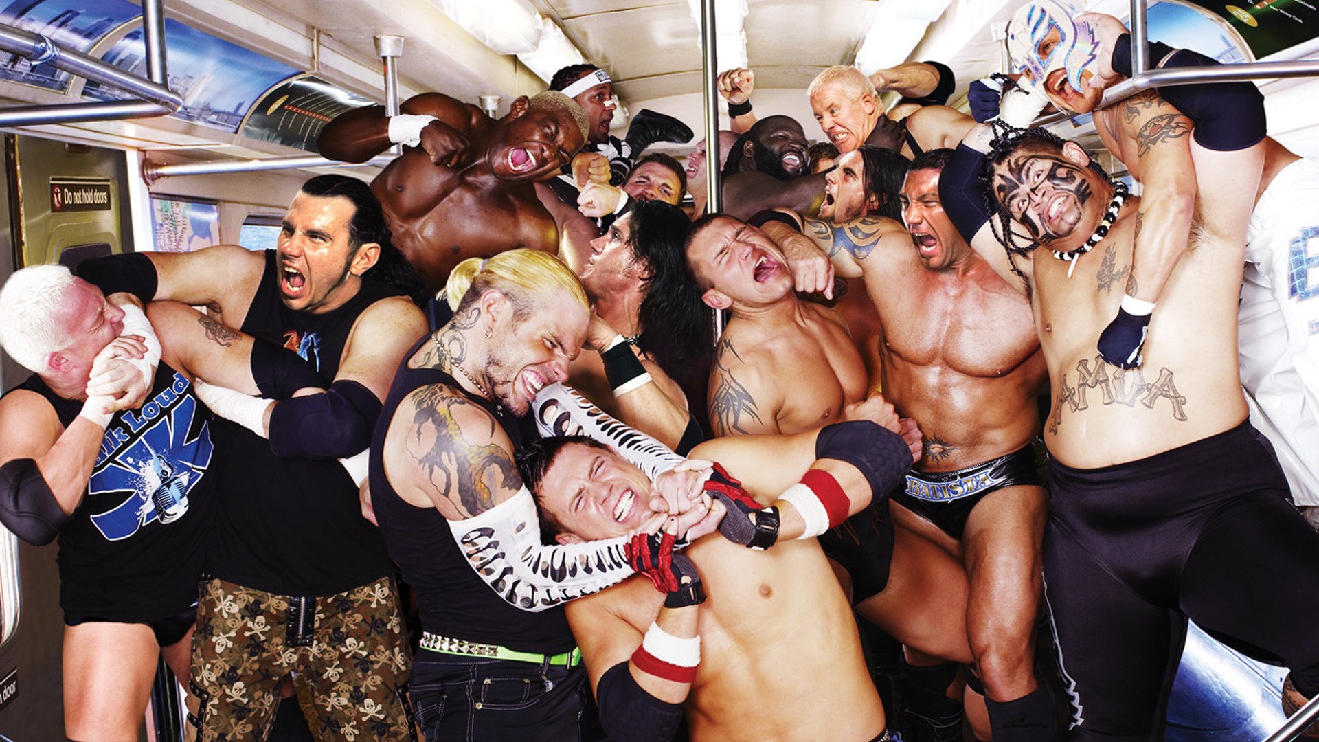 maulkorb wwe jeff hardy matt hardy cm punk kane mark henry dave batista the animal umaga rey mysterio enge wrestling smackdown schlägerei bus mvp männer tattoo pitching