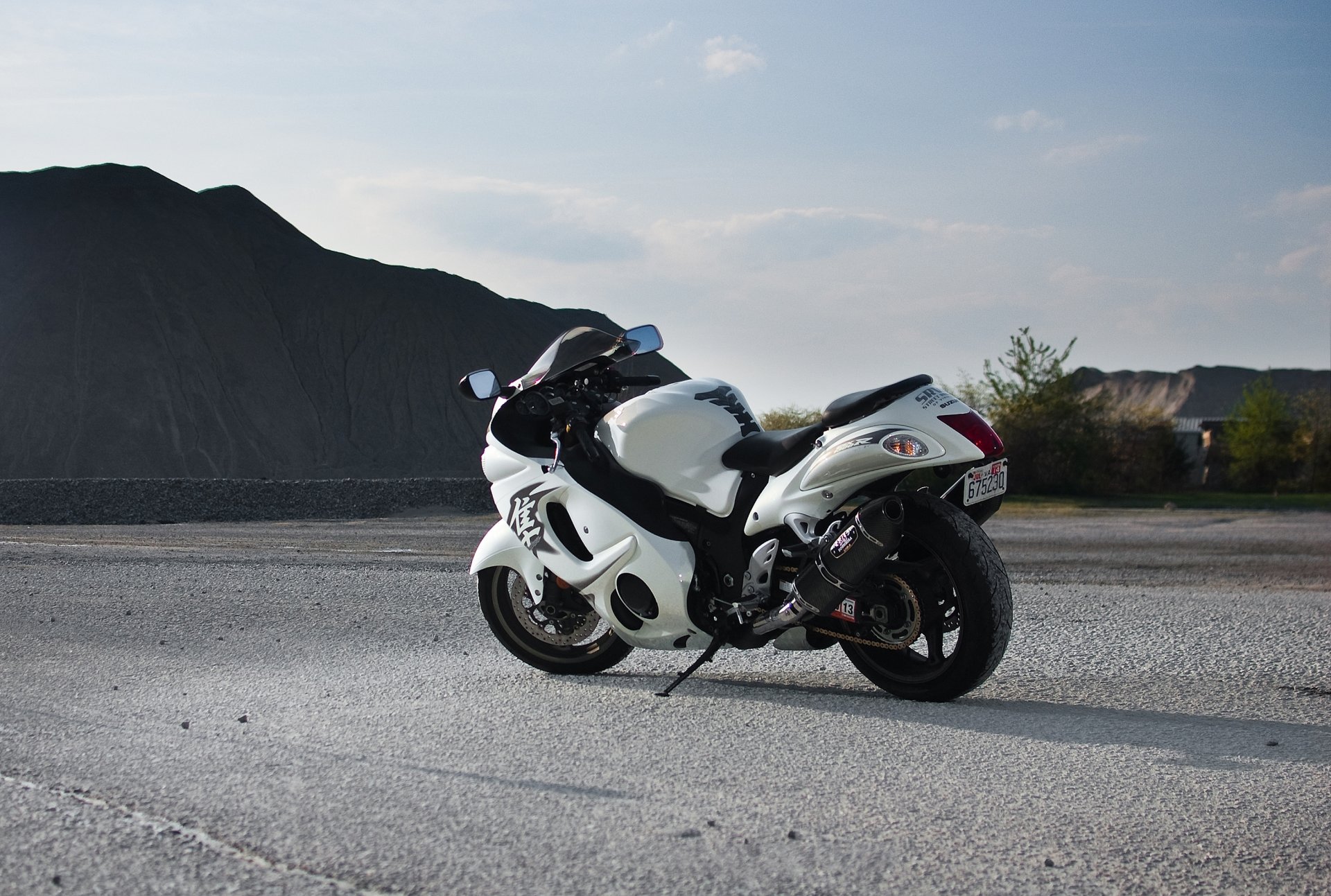 uziki gsx1300r hayabusa weiß suzuki hayabusa rückansicht straße berge