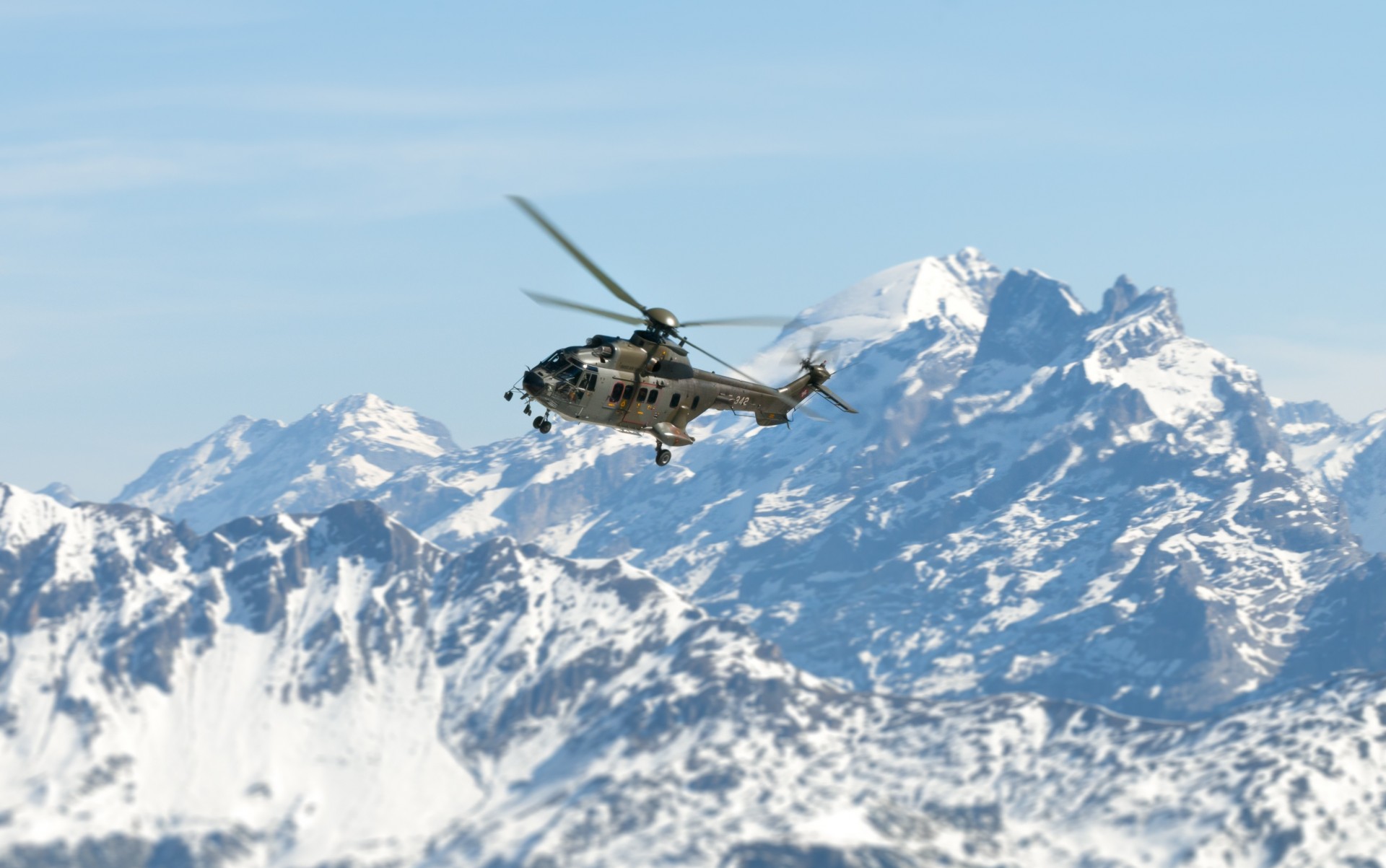 helicóptero cielo montañas