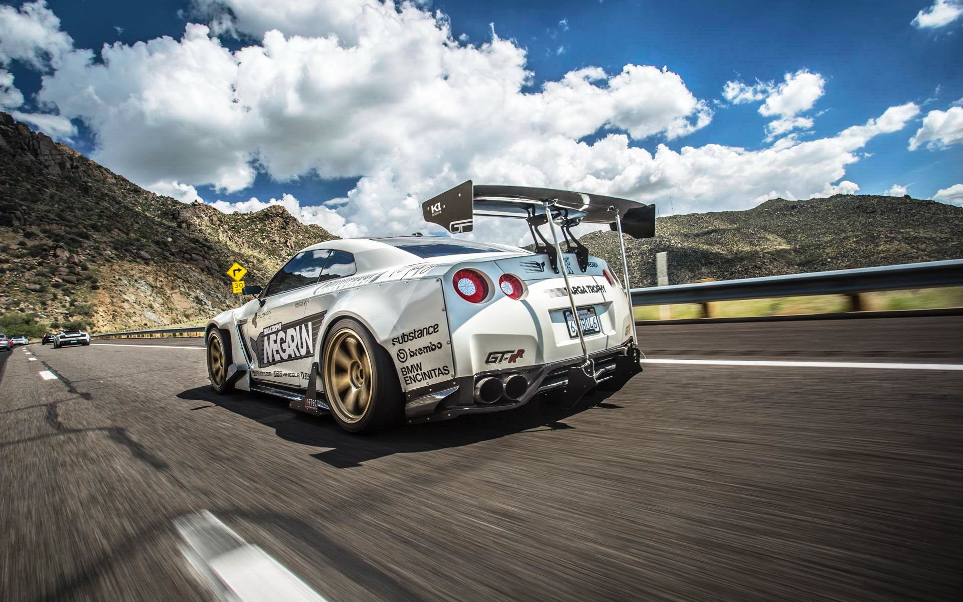 nissan gt-r coche tuning en movimiento