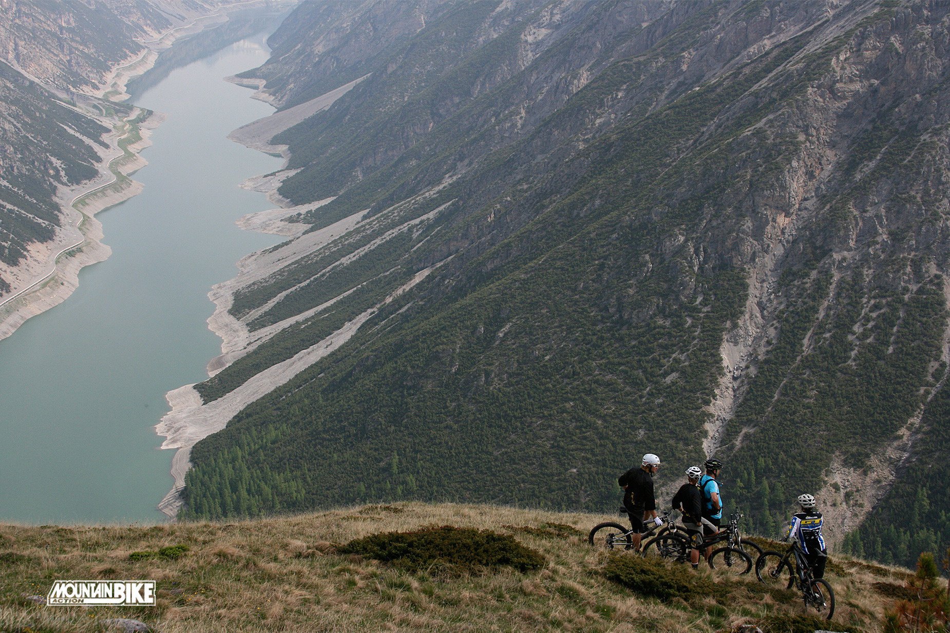 vélo montagnes joliment savon lac altitude bord cyclistes cyclisme sommet falaise rivière pentes vue relief paysage paysage nature