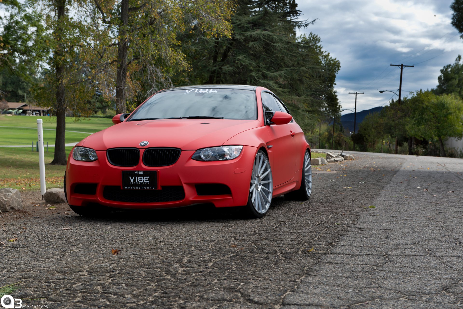 bmw m3 mat rouge position roues