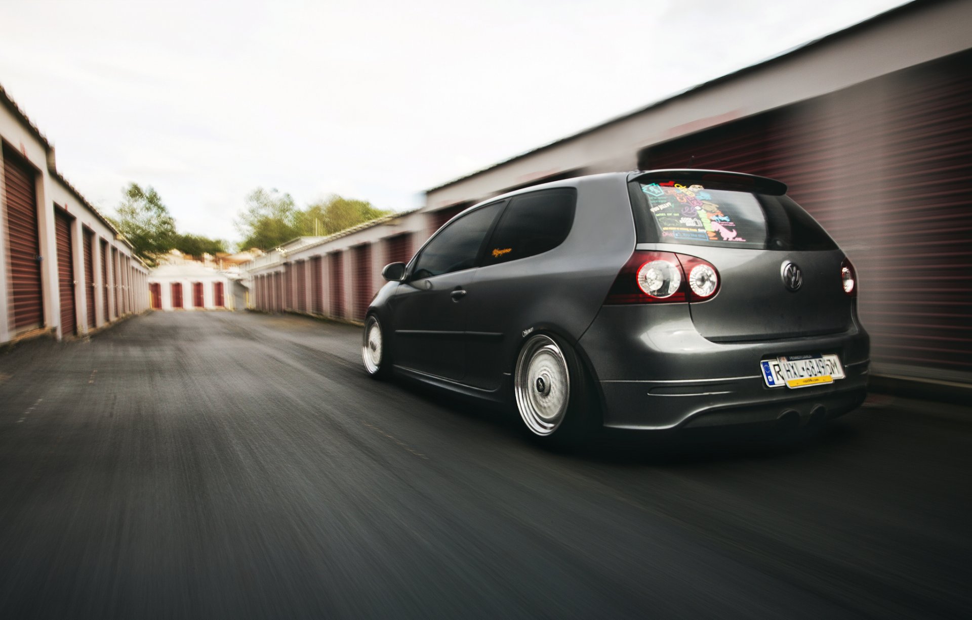 volkswagen golf mk5 position volkswagen tuning gris en mouvement