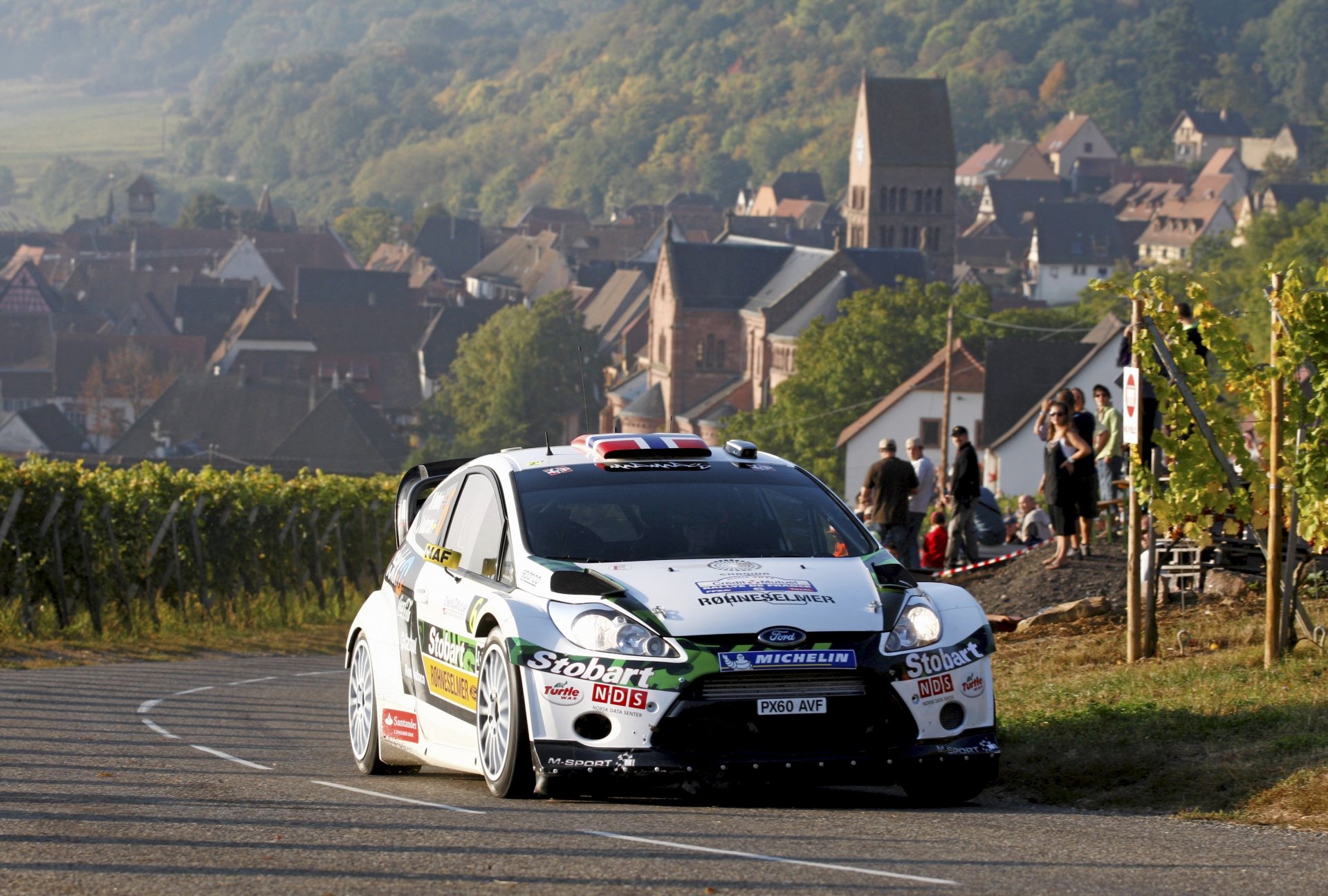 ford fiesta rallye wrc sport auto rallye personnes asphalte route jour ville