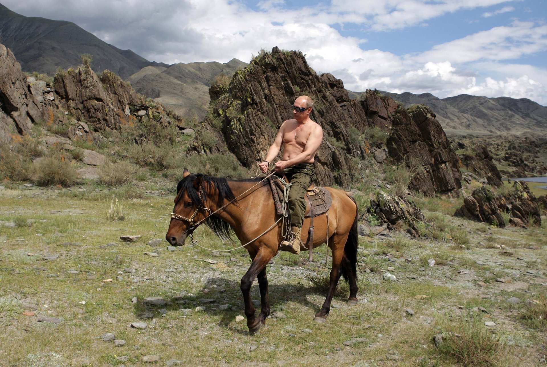 vladimir poutine président de la russie premier ministre de la russie cheval nature montagnes poutine papier peint politique animaux ongulés chevaux roches paysage gnedoy