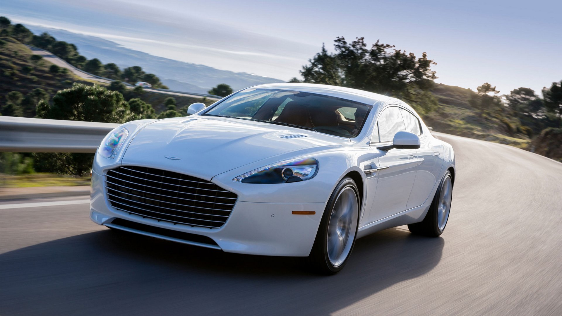 aston martin rapide s coupe kratka emblemat droga