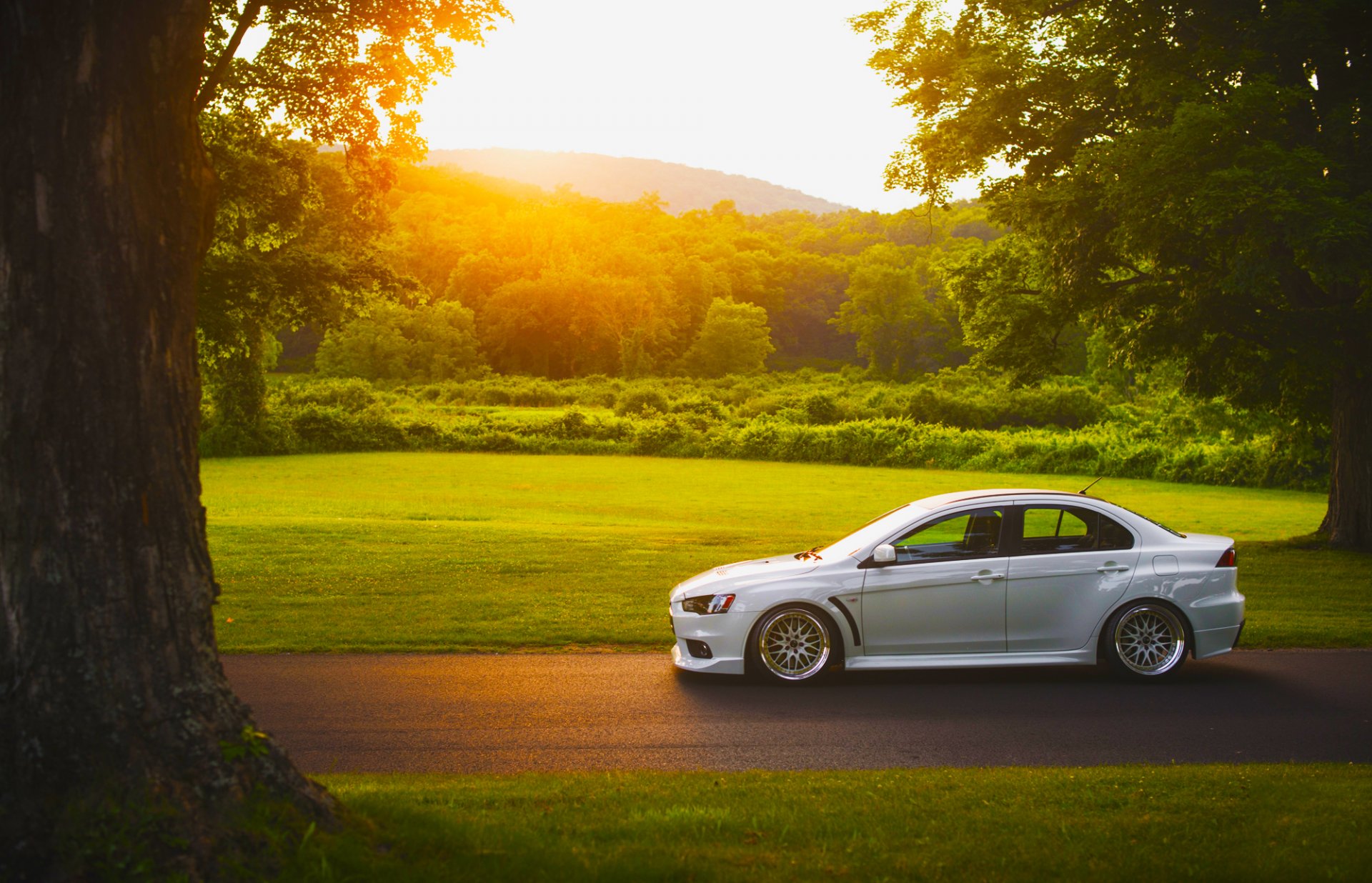 mitsubishi beruf evolution x weiß position auto seite sonnenuntergang sonne gras straße