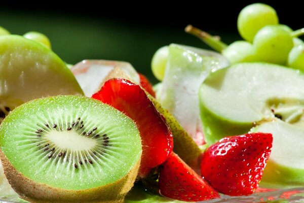 Frutas: manzana, uva, fresa y kiwi