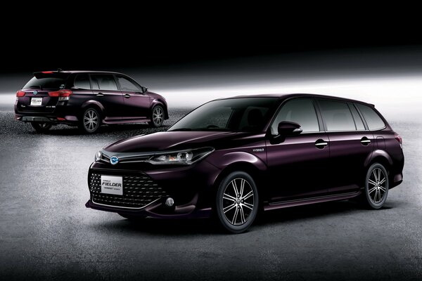 Voiture toyota sur fond sombre et neutre