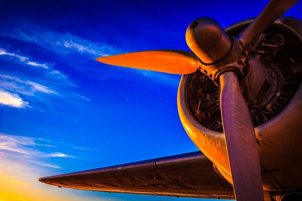 Flugzeugmotor am Himmel ist schön