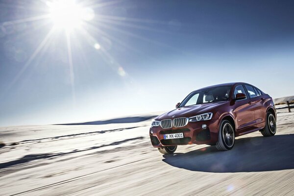 BMW en el desierto bajo el sol