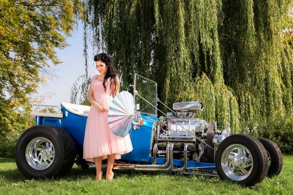 Ford t-bucket hotrod 1923. Chica y coche