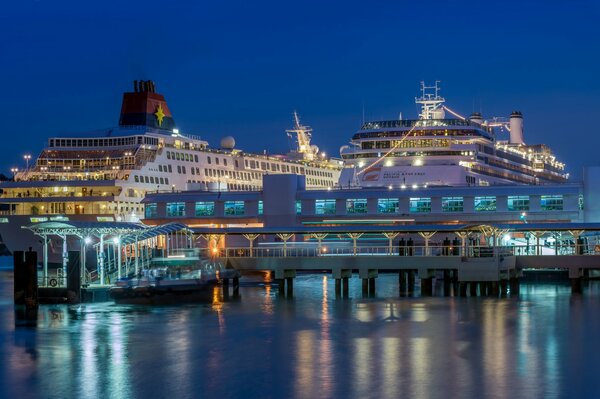 Transatlántico en el muelle de Singapur con las luces encendidas