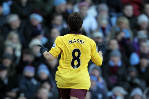 Fußballspieler nasri als Nummer acht im Stadion