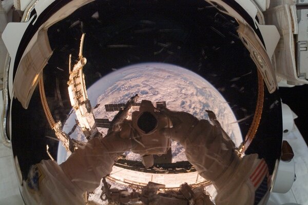 Astronauta toma fotos de la tierra desde el espacio