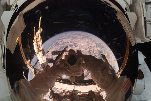 Un astronaute photographie la terre depuis l espace