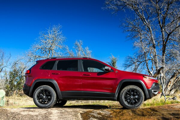 Jeep rouge Cherokee dans la nature