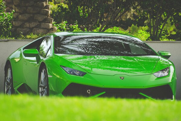 Bombón verde Lamborghini urakan