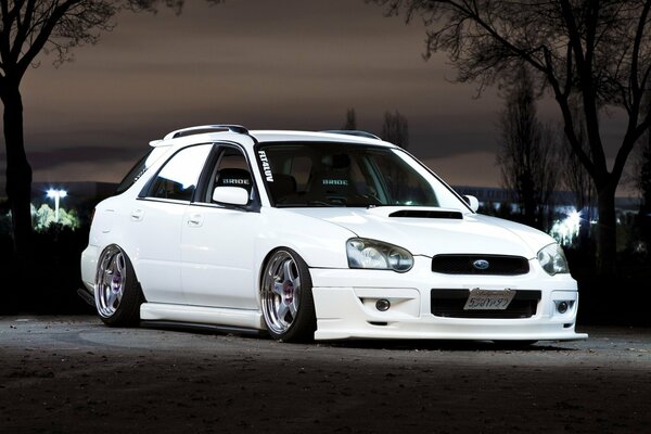 Blanco Subaru Impreza en el crepúsculo