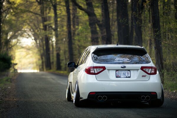 Subaru Impreza blanc sur la route