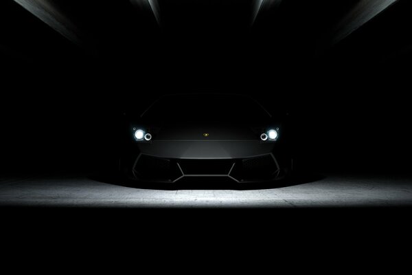 Płonące reflektory Lamborghini i światło z nich