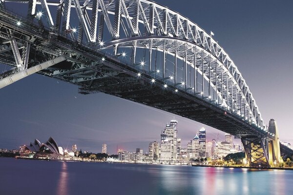 Brücke über den Fluss in Sydney in der Nacht