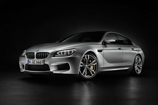2014 Silber BMW m6 auf schwarzem Hintergrund
