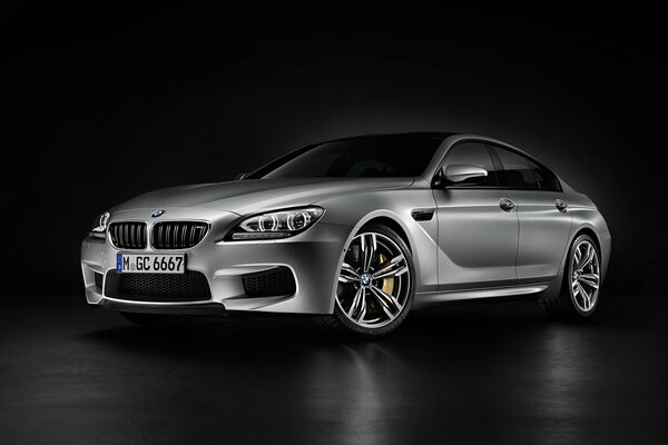 Argento BMW M6 2014 su sfondo nero