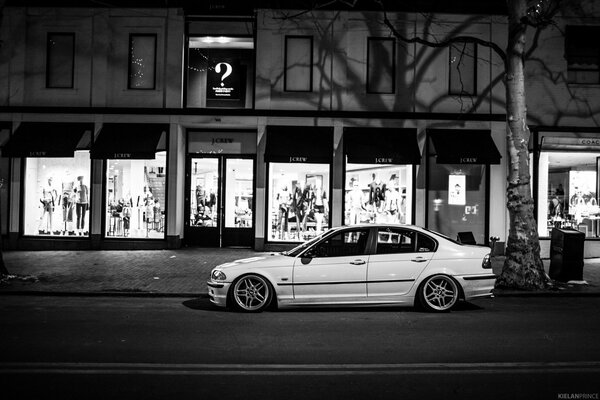 Fond d écran avec BMW 323i série 3 en couleurs noir et blanc